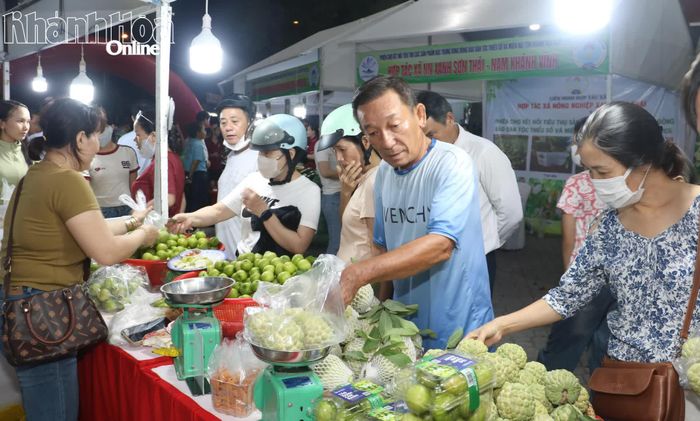Phiên chợ thu hút đông đảo người dân tham quan, mua sắm.