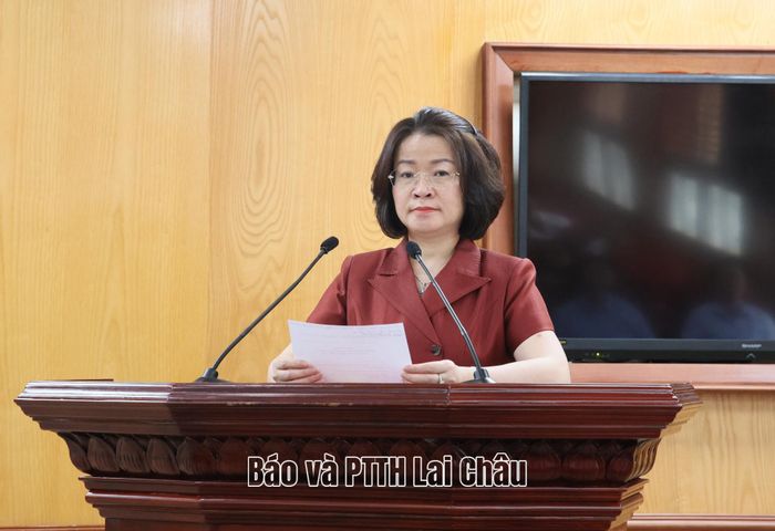 Đồng chí Lê Thị Hường - Ủy viên Ban Thường vụ, Trưởng Ban Tổ chức Tỉnh ủy công bố quyết định của Ban Bí thư về công tác cán bộ.