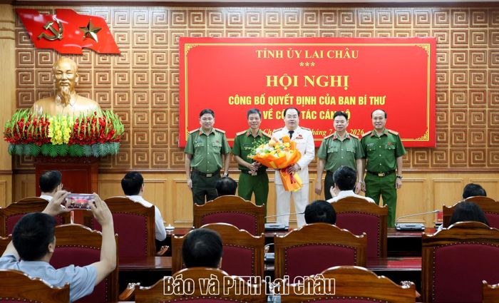 Ban Giám đốc Công an tỉnh tặng hoa chúc mừng đồng chí Đại tá Bùi Quyết Toán.