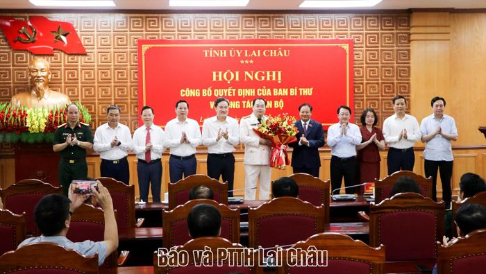 Ban Thường vụ Tỉnh ủy tặng hoa chúc mừng đồng chí Đại tá Bùi Quyết Toán.