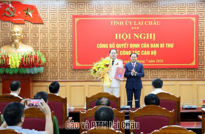 Thừa ủy quyền Ban Bí thư, đồng chí Lê Minh Ngân - Bí thư Tỉnh ủy trao quyết định, tặng hoa chúc mừng đồng chí Đại tá Bùi Quyết Toán - Giám đốc Công an tỉnh.