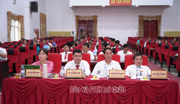 Đại biểu dự kỳ họp.