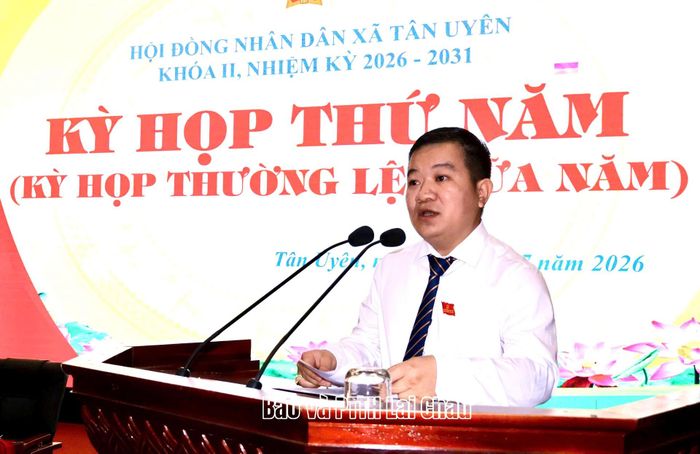 Đồng chí Chu Văn Thanh - Chủ tịch UBND xã Tân Uyên báo cáo tình hình phát triển kinh tế - xã hội 6 tháng đầu năm.