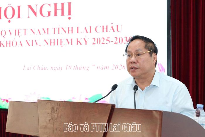 Đồng chí Tống Thanh Hải - Phó Chủ tịch Thường trực UBND tỉnh thông báo về tình hình phát triển kinh tế - xã hội, đảm bảo quốc phòng - an ninh của tỉnh 6 tháng đầu năm 2026. 