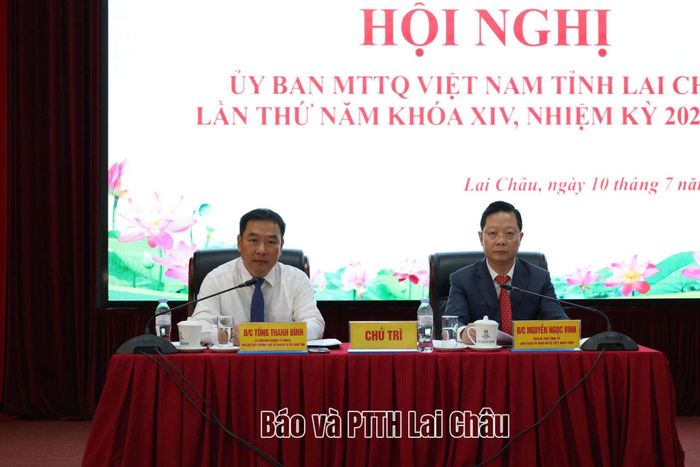 Các đồng chí chủ trì hội nghị.