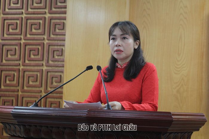 Đồng chí Đào Thị Thanh Nhàn - Phó Trưởng Ban Thường trực Ban Tuyên giáo và Dân vận Tỉnh ủy trình bày báo cáo tại hội nghị.