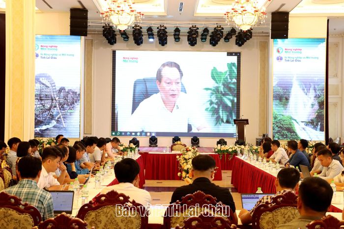 Đại biểu dự hội thảo xem phóng sự về truyền thông, nâng cao nhận thức về khai thác bền vững tài nguyên nước và bảo vệ môi trường nước xuyên biên giới.