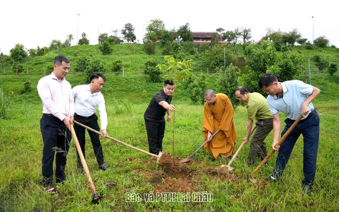 Đại biểu trồng cây tại khuôn viên chùa Linh Sơn.
