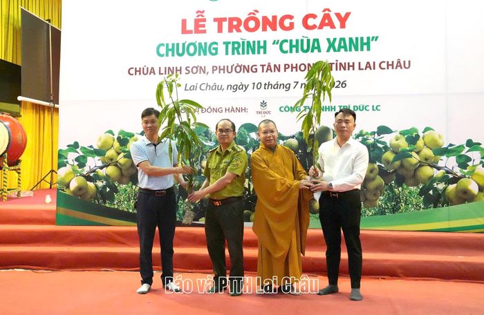 Đại diện Quỹ Xanh Trí Đức Lai Châu trao tặng cây cho nhà chùa.