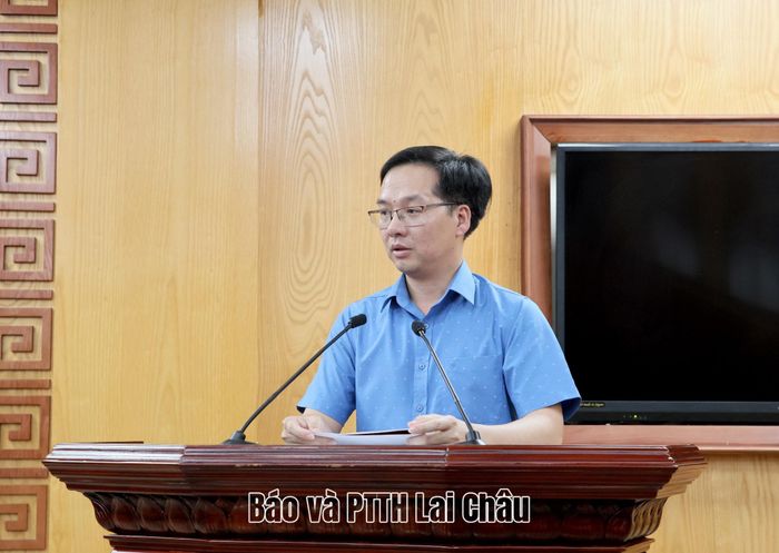 Đồng chí Nguyễn Đức Thắng - Phó Chánh Văn phòng Tỉnh ủy báo cáo tình hình thực hiện nhiệm vụ 6 tháng đầu năm, nhiệm vụ trọng tâm 6 tháng cuối năm 2026 của Văn phòng Tỉnh ủy. 