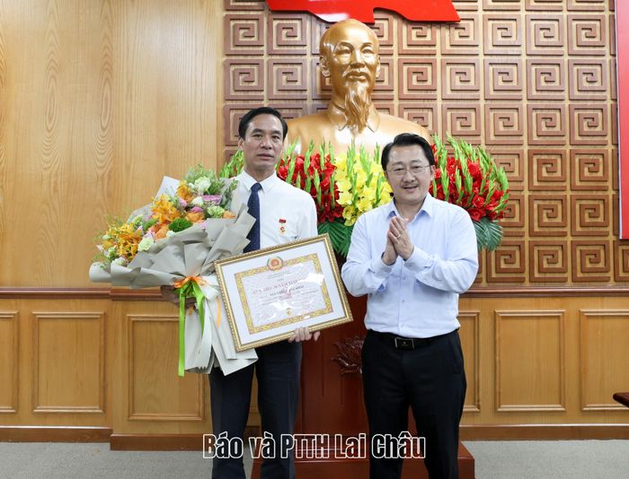 Thừa ủy quyền của Ban Thường vụ Tỉnh ủy, đồng chí Sùng A Hồ - Phó Bí thư Tỉnh ủy, Trưởng Đoàn Đại biểu Quốc hội tỉnh trao tặng Huy hiệu 30 năm tuổi Đảng cho đồng chí Nguyễn Quang Khải - Phó Chánh Văn phòng Tỉnh ủy.
