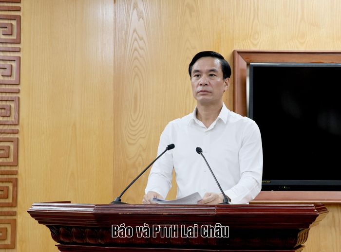 Đồng chí Nguyễn Quang Khải - Phó Bí thư Đảng ủy, Phó Chánh Văn phòng Tỉnh ủy báo cáo tình hình thực hiện nhiệm vụ 6 tháng đầu năm, nhiệm vụ trọng tâm 6 tháng cuối năm 2025 của Đảng bộ Văn phòng Tỉnh ủy.