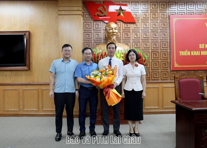 Lãnh đạo Văn phòng Tỉnh ủy tặng hoa chúc mừng đồng chí Nguyễn Quang Khải - Phó Chánh Văn phòng Tỉnh ủy.