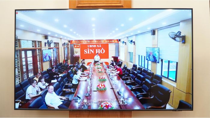 Xã Sìn Hồ thảo luận, ý kiến tại hội nghị.