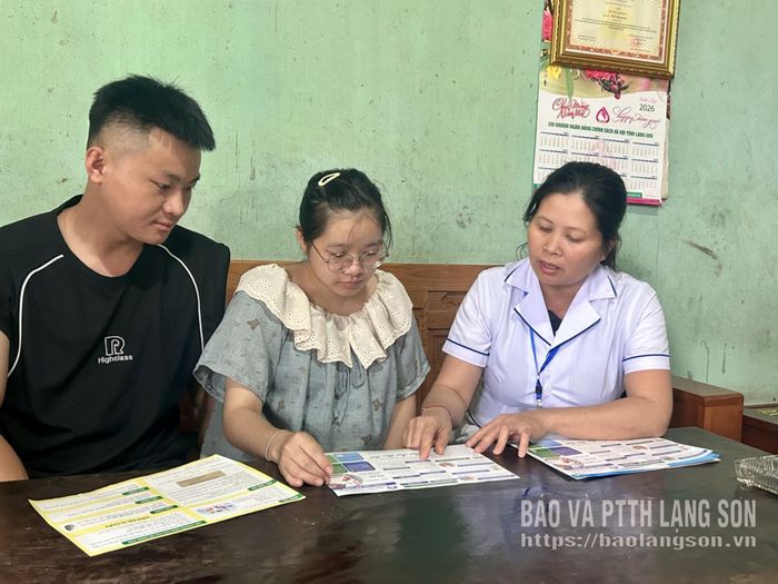 Cán bộ Trạm Y tế xã Chiến Thắng tuyên truyền cho người dân về chính sách dân số và phát triển