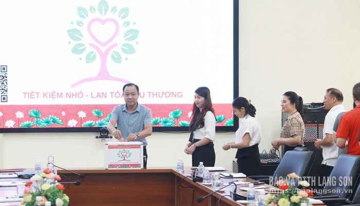 Đảng viên Chi bộ Văn phòng cơ quan Ủy ban MTTQ Việt Nam tỉnh ủng hộ mô hình “Tiết kiệm nhỏ - Lan tỏa yêu thương”