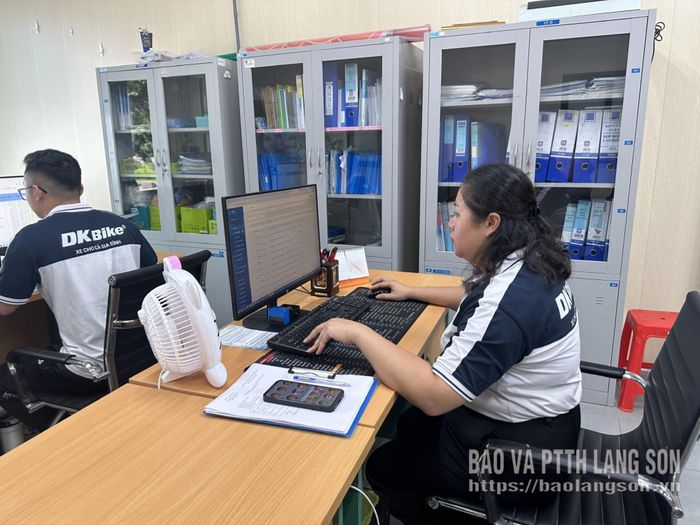Nhân viên Công ty TNHH MTV xe điện DK Việt Nhật tiếp nhận văn bản từ các cơ quan Nhà nước qua Hệ thống quản lý văn bản hỗ trợ hoạt động của doanh nghiệp