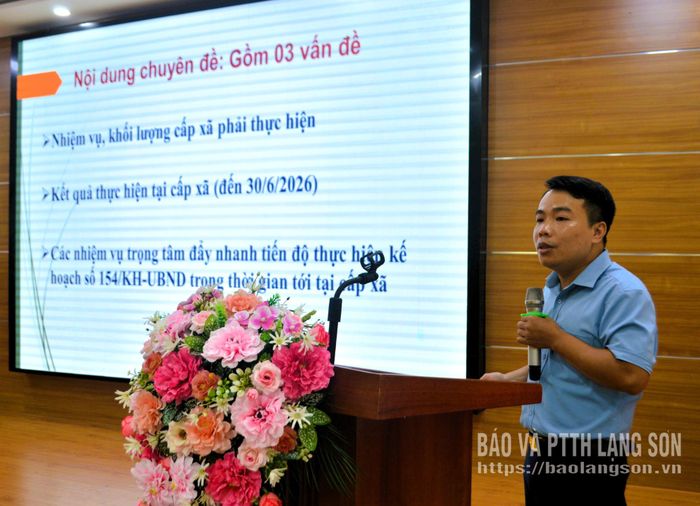 Báo cáo viên Sở Nông nghiệp và Môi trường truyền đạt nội dung bồi dưỡng cho các học viên