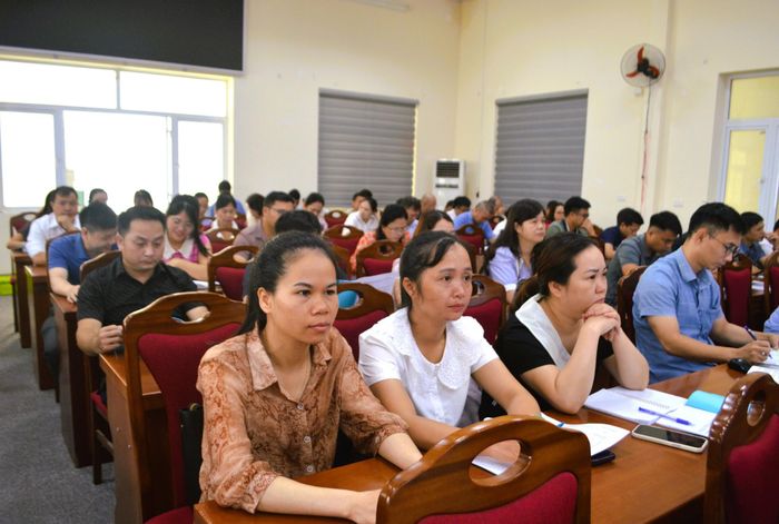 Học viên theo dõi các nội dung được truyền đạt tại lớp bồi dưỡng