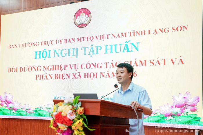 Lãnh đạo Ủy ban MTTQ Việt Nam tỉnh truyền đạt chuyên đề tại hội nghị