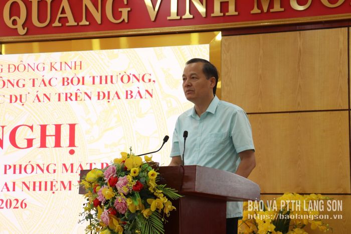Đồng chí Phùng Quang Hội, Ủy viên Ban Thường vụ Tỉnh ủy, Bí thư Đảng ủy, Chủ tịch HĐND phường phát biểu tại hội nghị