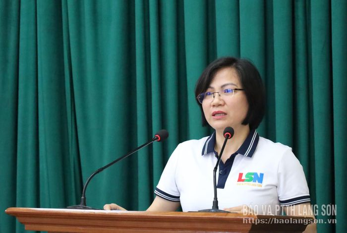 Đồng chí Phó Bí thư Đảng ủy, Phó Giám đốc Báo và PTTH Lạng Sơn điều hành nội dung thảo luận tại hội nghị