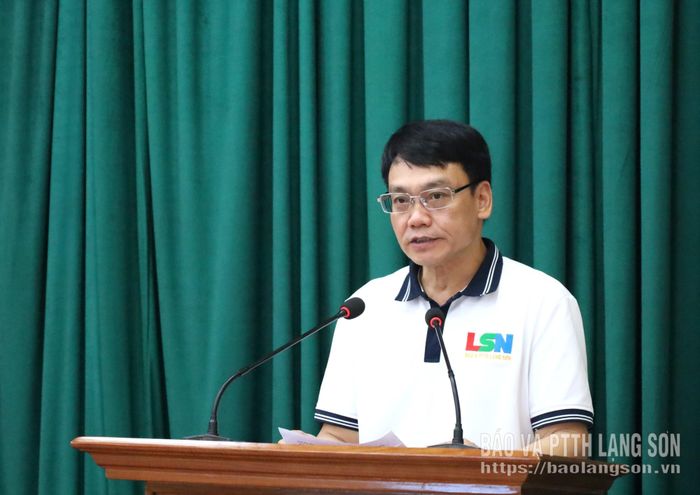 Đồng chí Bí thư Đảng ủy, Giám đốc Báo và PTTH Lạng Sơn phát biểu tại hội nghị