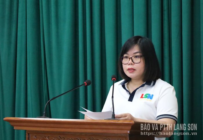 Đại diện Chi bộ Chuyên đề - Biên tập, Đảng bộ Báo và PTTH Lạng Sơn tham luận tại hội nghị