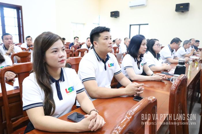 Các đảng viên dự hội nghị