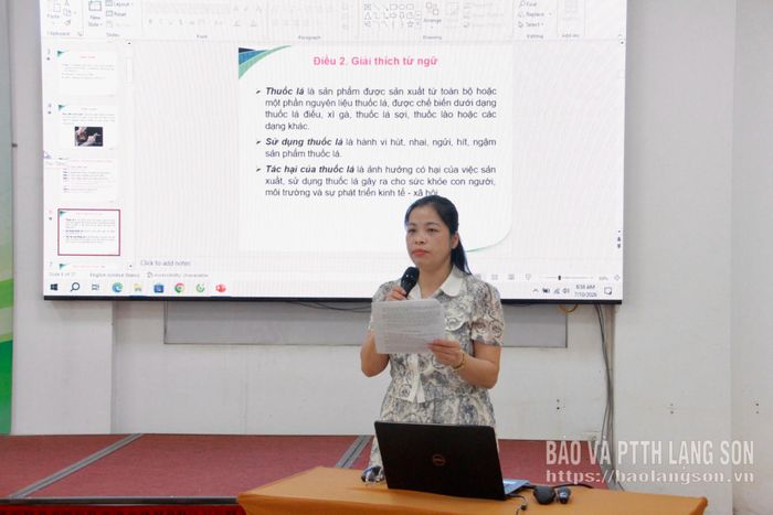 Báo cáo viên Sở Y tế phổ biến những quy định mới của Luật Phòng, chống tác hại của thuốc lá và các quy định mới về xử lý vi phạm