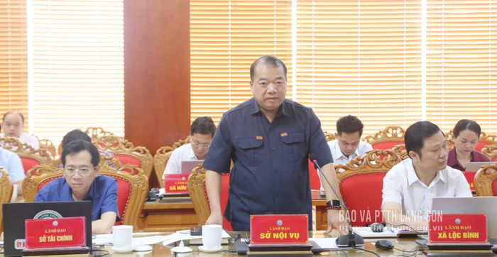 Lãnh đạo Sở Nội vụ phát biểu thảo luận tại cuộc họp