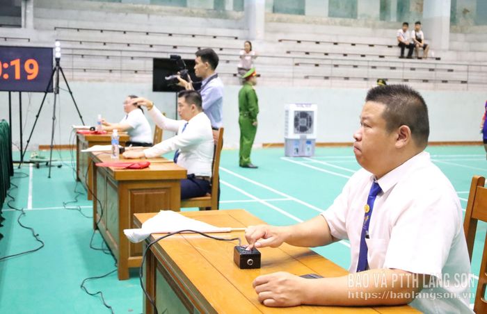 Trước sàn thi đấu, các trọng tài làm việc độc lập để giám sát kỹ thuật, xác nhận thành tích và bảo đảm tính chính xác, công bằng theo điều lệ. Mỗi lần vận động viên hoàn thành phần thi, 3 trọng tài sẽ đưa ra quyết định độc lập bằng hệ thống nút bấm điện tử. Khi cả 3 đèn tín hiệu cùng sáng màu trắng, lượt nâng được công nhận thành công; nếu xuất hiện đèn đỏ, phần thi không thành công. Quy trình chấm điểm khách quan góp phần bảo đảm thành tích được xác nhận chính xác, minh bạch và đúng luật thi đấu.
