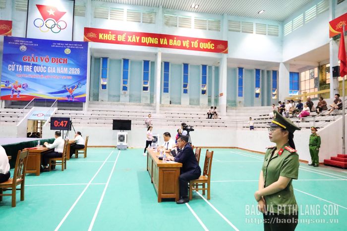Trong suốt những ngày diễn ra giải đấu, lực lượng an ninh luôn túc trực tại khu vực thi đấu để bảo đảm an ninh, an toàn và hỗ trợ Ban Tổ chức xử lý các tình huống phát sinh. Sự hiện diện thầm lặng nhưng trách nhiệm của các cán bộ, chiến sĩ đã góp phần duy trì môi trường thi đấu an toàn, trật tự, tạo điều kiện để các vận động viên yên tâm tranh tài và giải đấu diễn ra thành công.