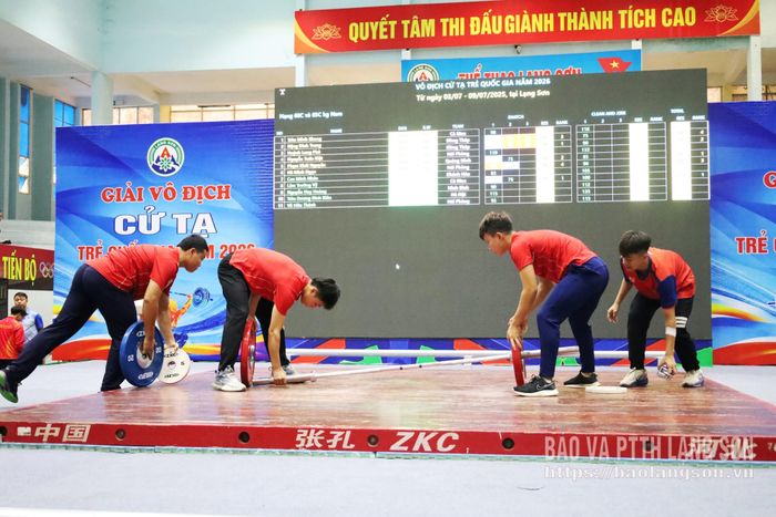 Giữa các lượt thi đấu, đội kỹ thuật khẩn trương thay đổi trọng lượng tạ theo mức đăng ký của vận động viên tiếp theo, đồng thời kiểm tra, siết chặt chốt giữ đĩa tạ để bảo đảm an toàn tuyệt đối trước mỗi lần nâng. Mọi thao tác đều được thực hiện chính xác chỉ trong thời gian rất ngắn, vừa đáp ứng yêu cầu chuyên môn, vừa bảo đảm nhịp thi đấu diễn ra liên tục, không bị gián đoạn. Công việc đòi hỏi sự nhanh nhẹn và phối hợp nhịp nhàng ấy góp phần tạo nên sự chuyên nghiệp, an toàn và thành công của giải đấu.