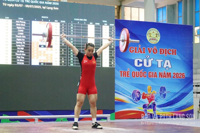 Lương Thị Thanh Tuyền là vận động viên duy nhất mang về huy chương cho đoàn Lạng Sơn tại Giải vô địch cử tạ trẻ quốc gia năm 2026 với tấm Huy chương Bạc nội dung cử giật hạng cân 53 kg nữ. Là một trong những gương mặt triển vọng của cử tạ Việt Nam, nữ đô cử trẻ từng ghi dấu ấn khi liên tiếp đạt thành tích cao tại Giải vô địch cử tạ thanh thiếu niên và trẻ châu Á các năm 2024 và 2025. Bước vào giải đấu trên "sân nhà", Tuyền gặp không ít khó khăn khi vừa tập trung hoàn thành kỳ thi tốt nghiệp THPT, vừa duy trì cường độ tập luyện và chịu ảnh hưởng của chấn thương. Trong hoàn cảnh ấy, tấm Huy chương Bạc không chỉ là thành tích chuyên môn mà còn là minh chứng cho ý chí, nghị lực của nữ vận động viên trẻ.