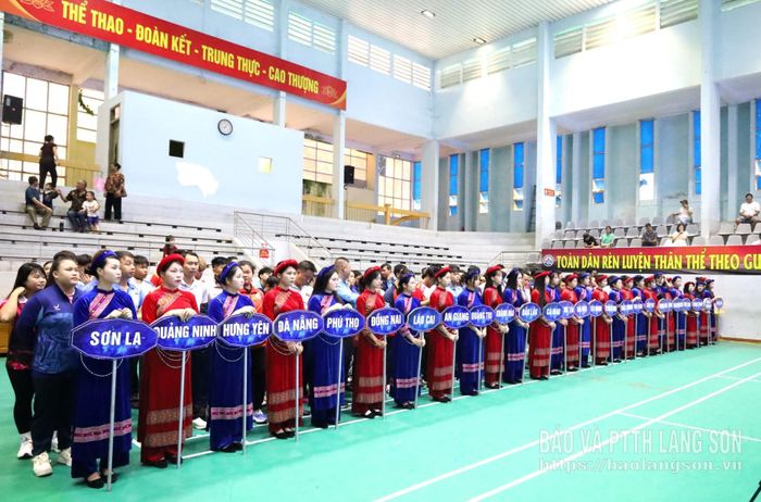Lần đầu tiên đăng cai giải vô địch cử tạ trẻ quốc gia, Ban Tổ chức lựa chọn đội hình cầm biển mặc trang phục dân tộc Tày cách tân tạo điểm nhấn ấn tượng ngay từ lễ khai mạc. Sự tinh tế này không chỉ mang đến hình ảnh đẹp trong mắt các đoàn vận động viên đến từ khắp mọi miền Tổ quốc mà còn góp phần quảng bá một Lạng Sơn thân thiện, giàu truyền thống văn hóa.
