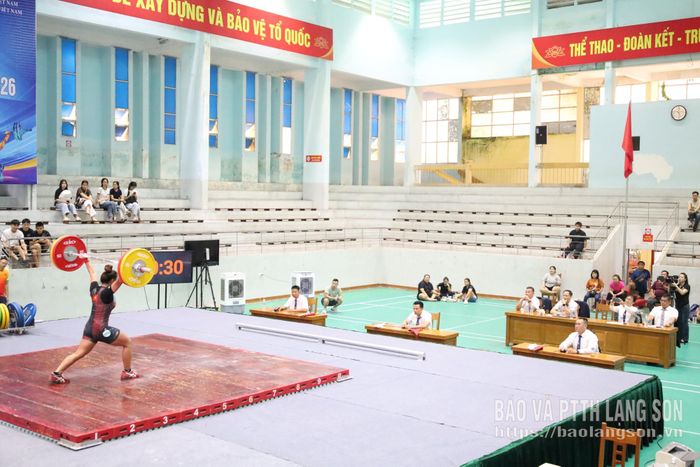 Mỗi phần thi không chỉ là cuộc cạnh tranh về sức mạnh và bản lĩnh của vận động viên mà còn là sự phối hợp chặt chẽ của cả hệ thống điều hành giải đấu. Khu vực thi đấu được bố trí khoa học với sàn đấu, hệ thống bảng điện tử, vị trí trọng tài và khu vực kỹ thuật đạt tiêu chuẩn. Sự chuẩn bị chu đáo của Ban Tổ chức đã góp phần tạo nên môi trường thi đấu chuyên nghiệp, giúp các vận động viên yên tâm thể hiện phong độ và để lại ấn tượng tốt đẹp về năng lực đăng cai của Lạng Sơn. 