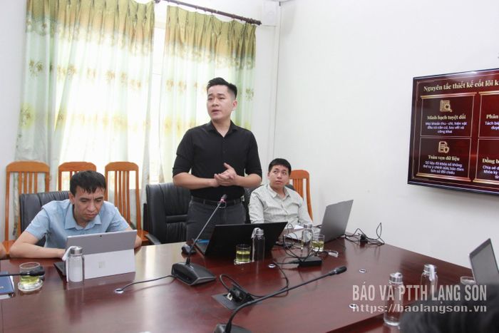 Đại diện Viettel Lạng Sơn giới thiệu giải pháp quản lý công đức, tài trợ và nguồn thu tại các di tích, cơ sở tín ngưỡng và lễ hội