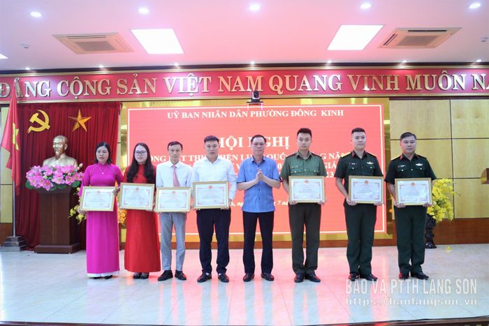 Chủ tịch UBND phường tặng giấy khen cho các cá nhân có thành tích xuất sắc trong thực hiện Luật Quốc phòng năm 2018, Luật Dân quân tự vệ năm 2019 và Luật Giáo dục quốc phòng và an ninh năm 2013