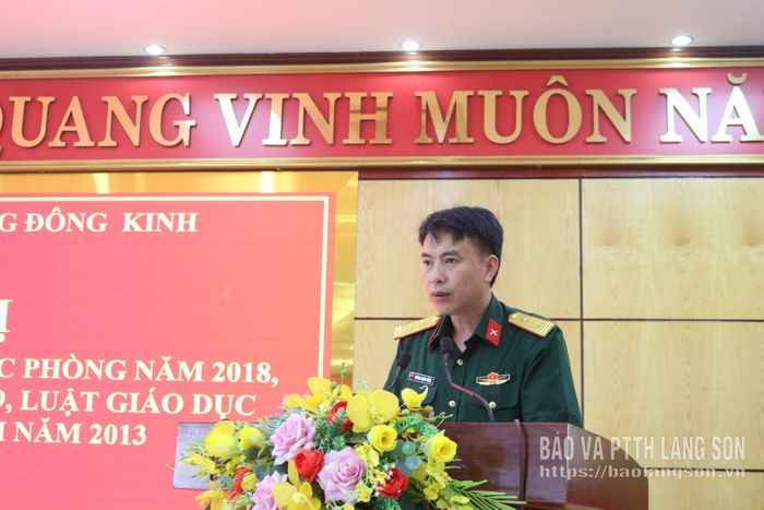 Chỉ huy trưởng Ban Chỉ huy quân sự phường trình bày báo cáo tại hội nghị