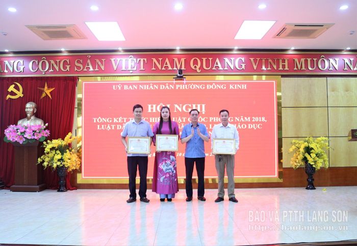 Đồng chí Chủ tịch UBND phường tặng giấy khen cho các tập thể có thành tích xuất sắc trong thực hiện Luật Quốc phòng năm 2018, Luật Dân quân tự vệ năm 2019 và Luật Giáo dục quốc phòng và an ninh năm 2013