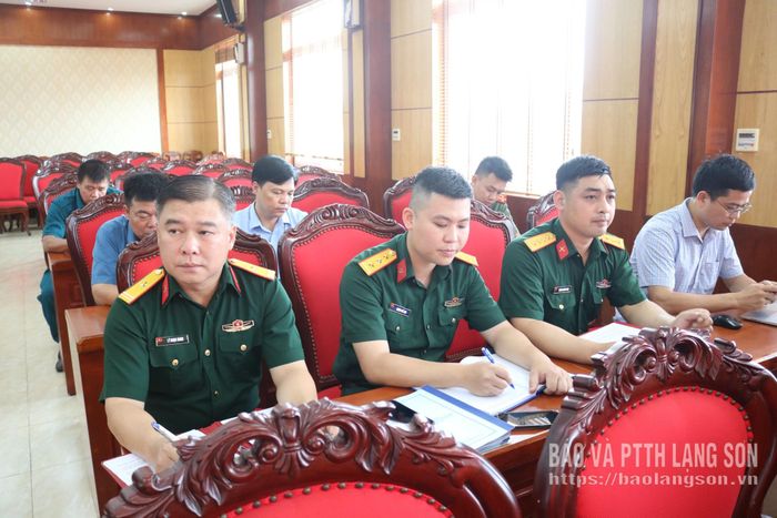 Các đại biểu theo dõi báo cáo tại hội nghị