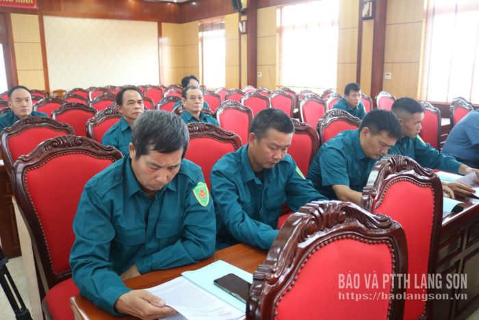 Các đại biểu nghiên cứu báo cáo tại hội nghị