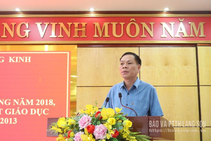 Đồng chí Trần Thọ Khanh, Phó Bí thư Đảng ủy, Chủ tịch UBND phường phát biểu tại hội nghị