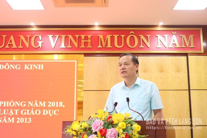 Đồng chí Phùng Quang Hội, Ủy viên Ban Thường vụ Tỉnh ủy, Bí thư Đảng ủy, Chủ tịch HĐND phường phát biểu tại hội nghị