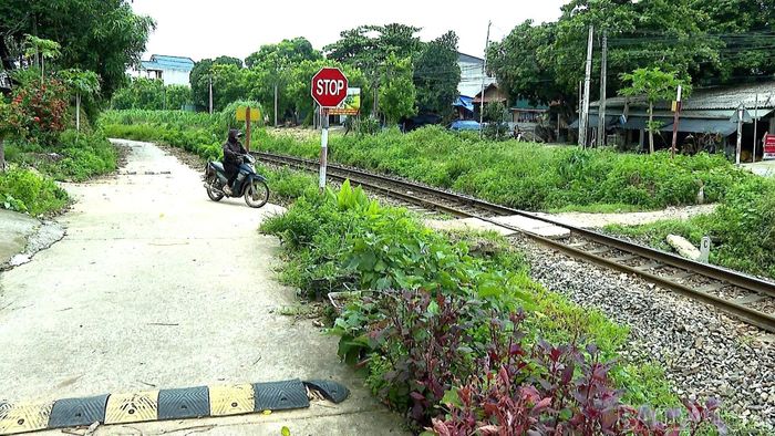 Gờ giảm tốc và biển cảnh báo góp phần giảm tai nạn giao thông tại thôn Ngũ Lâm, xã Lâm Giang.
