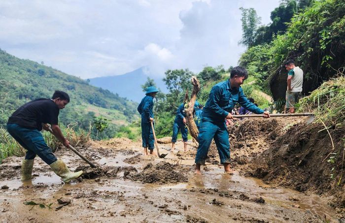 Các lực lượng tham gia khắc phục hậu quả thiên tai.