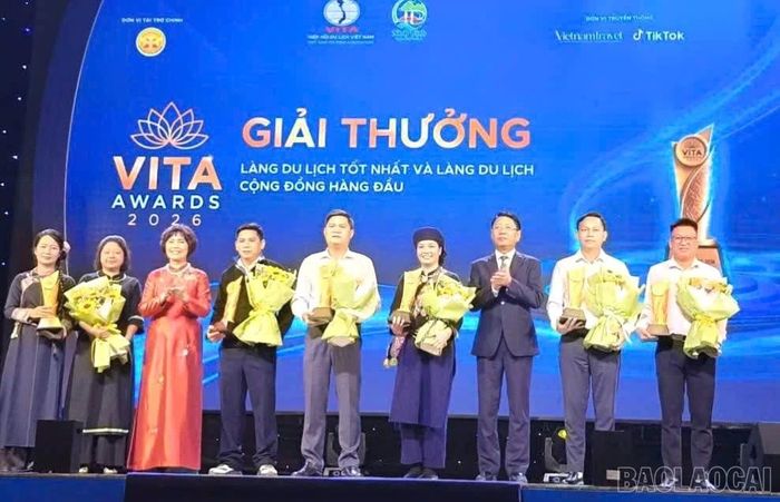 Lãnh đạo xã Nghĩa Đô (thứ 2 từ phải sang) và lãnh đạo xã Lâm Thượng (thứ 5 từ phải sang) nhận giải thưởng. (Ảnh: Văn Lưu)