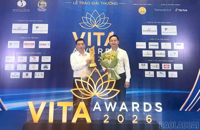 Giải thưởng ghi nhận nỗ lực của các đơn vị, doanh nghiệp trong phát triển du lịch tại địa phương. (Ảnh: Văn Lưu)