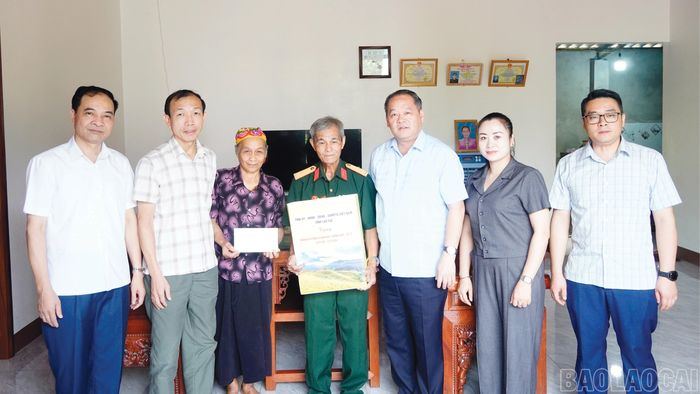 Đồng chí Lý Bình Minh - Phó Chủ tịch HĐND tỉnh thăm, tặng quà, tri ân các gia đình người có công và thân nhân liệt sĩ tiêu biểu.